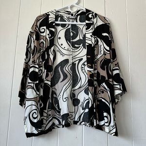 Manuheali’i Black White floral kimono top